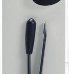 HERBA Kosmetische Pinzette schräg Inox mit Herba-Logo, schwarz, 1 Stück – 35340
